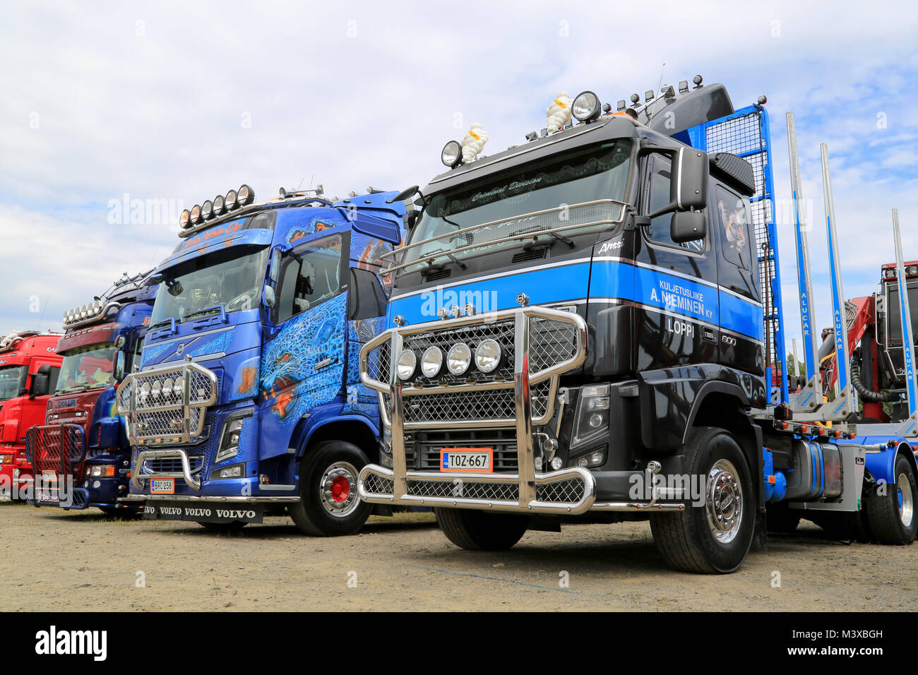 HATTULA, Finlandia - Luglio 12, 2014: fila di pesanti carrelli mostra sul display a Tawastia carrello nel Weekend di Hattula, Finlandia. Foto Stock