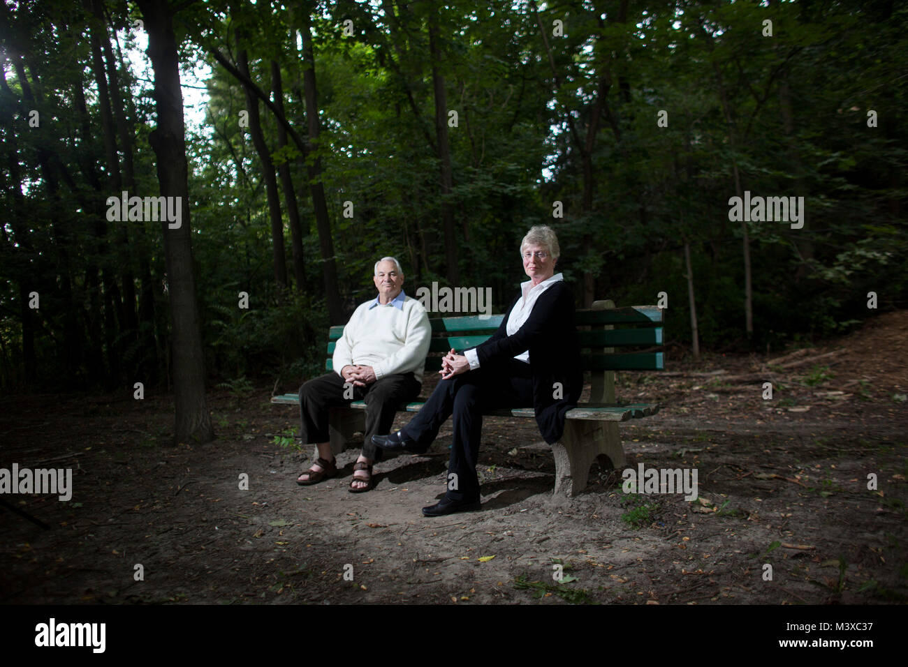 ForestEthics avvocato Donna Sinclair e avvocato Clayton Ruby posare per un ritratto a Toronto in Canada il Lunedì, Agosto 12, 2013. La coppia sta lanciando una tuta nella corte federale a rovesciare il governo Harper legislazione che limita la loro capacità di opporsi alla proposta di progetti di pipeline in audizioni di regolamentazione. Foto Stock