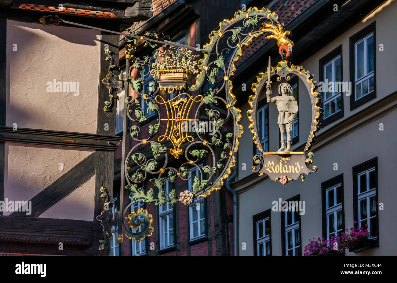 Ferro battuto segno presso il cafe Zum Roland, Breite Strasse a Altstadt di Quedlinburg, Sassonia-Anhalt, Germania Foto Stock