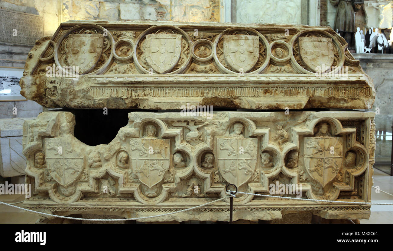 Tomba di Re Ferdinando I (Fernando mi) del Portogallo (1345-1383). Lo stile gotico sarcofago, Convento do Carmo, Lisbona. Foto Stock