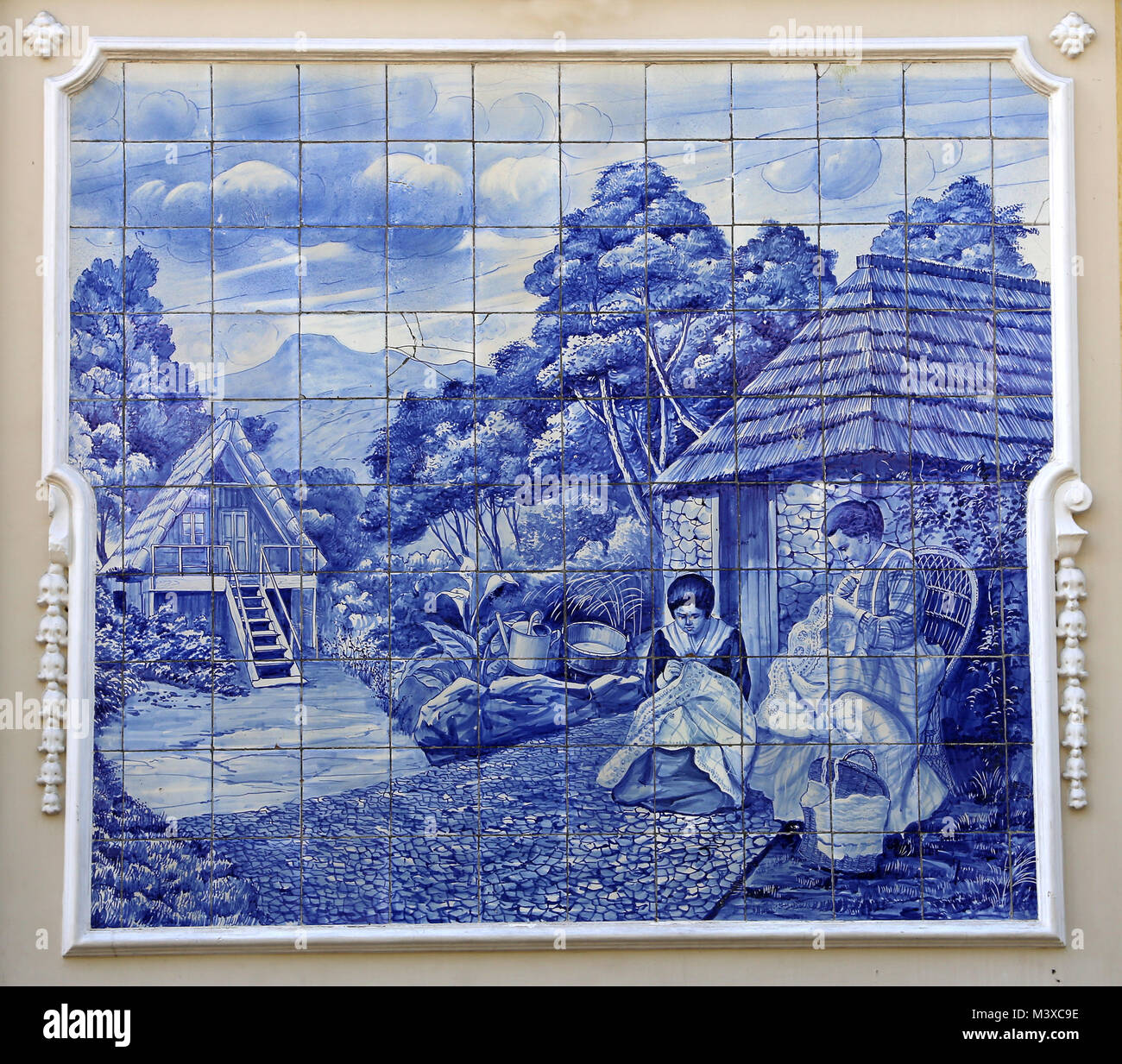 Azulejo del Ritz Cafe. Ceramica smaltata piastrelle blu raffigurante scena campestre. Intorno al 1908. Funchal, l'isola di Madeira. Foto Stock