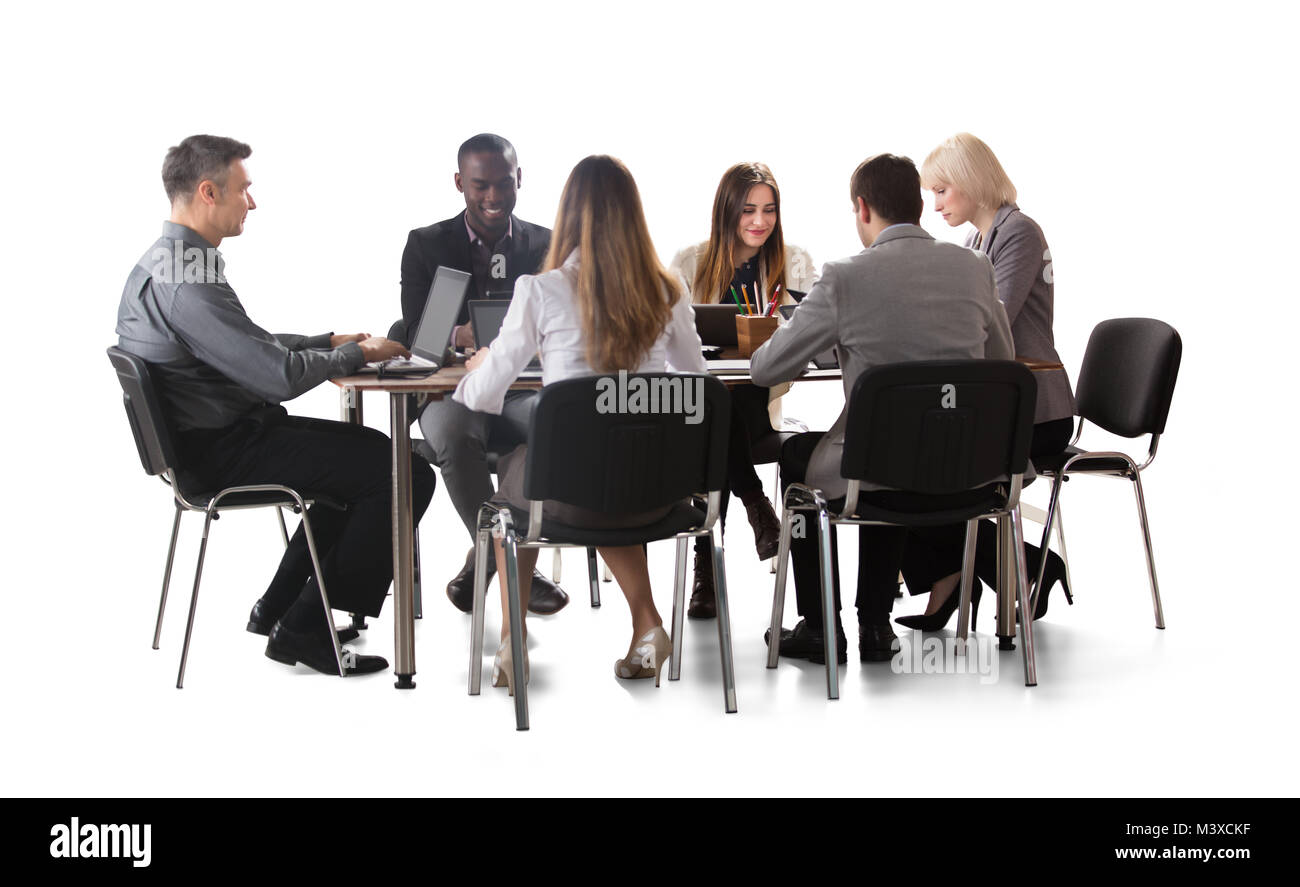 Diversi gruppi di imprenditori lavora su computer portatile isolato su sfondo bianco Foto Stock