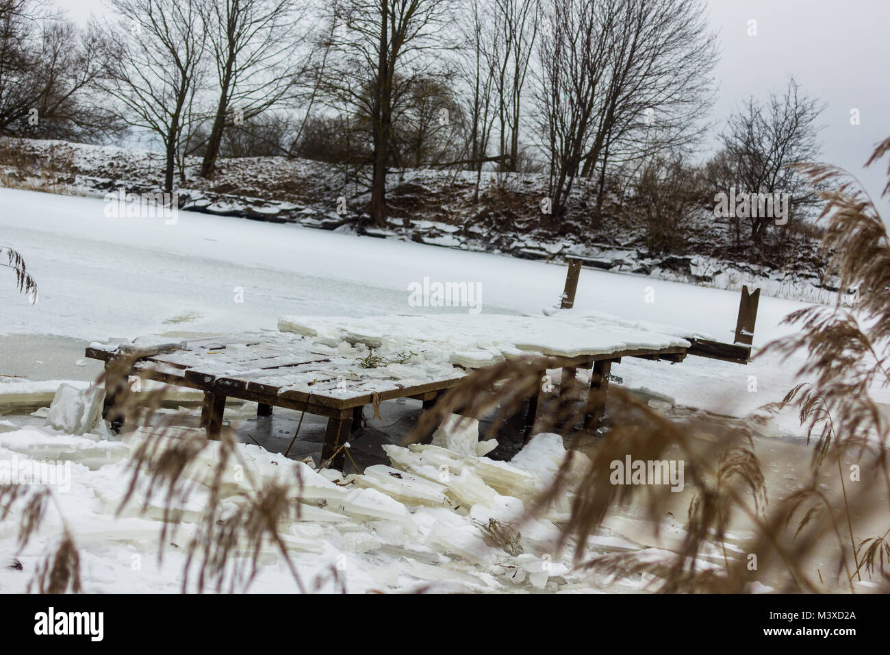 Il Footbridge in una parzialmente congelato nel Fiume Torbido giornata invernale con un Ice bricks recante sulla sommità di esso Foto Stock