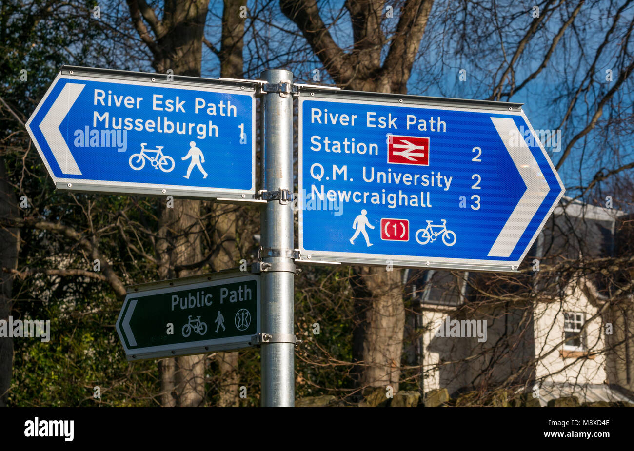 Cartello con le indicazioni per Musselburgh, Queen Margaret University, fiume Esk sentiero pubblico, East Lothian, Scozia, Regno Unito Foto Stock