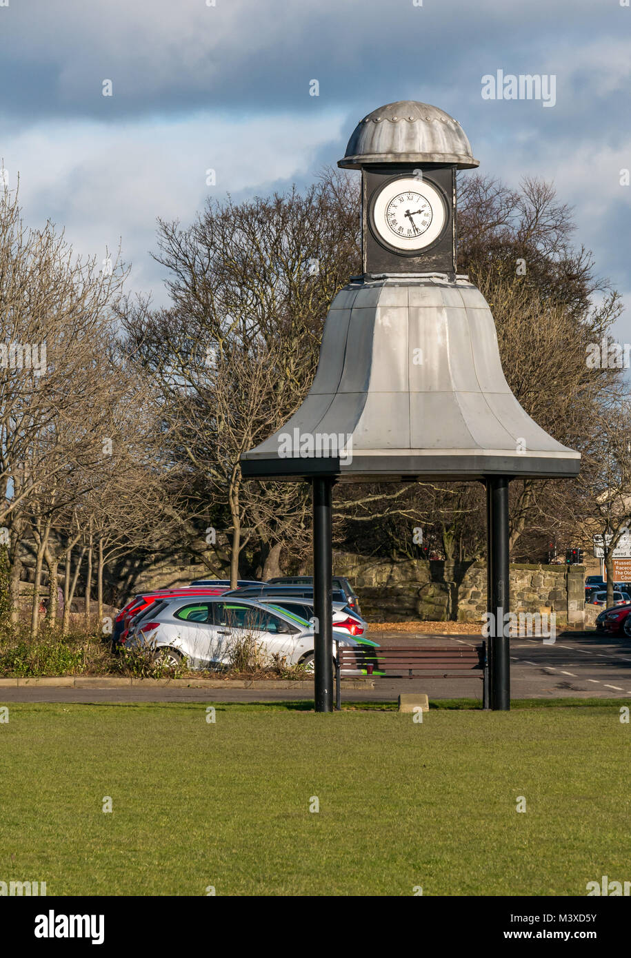 Vecchio orologio Hayweights con tempo di pomeriggio, centro commerciale Avenue, Musselburgh, East Lothian, Scozia UK, con auto nel parcheggio auto Foto Stock