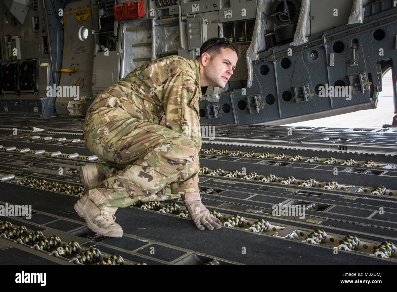 Stati Uniti Air Force Staff Sgt. Sam Hardy, loadmaster con il 816th Airlift Expeditionary Squadron, verifica l'allineamento di un carrello elevatore a forche per la rampa di carico di un C-17 Globemaster III at Al Udeid Air Base, Qatar, 25 gennaio, 2018. Il C-17 trasportato truppe ed equipaggiamenti per inoltrare le posizioni operative in tutti gli Stati Uniti Comando centrale area di responsabilità a sostegno della libertà di funzionamento la sentinella e la NATO la risoluta le missioni di sostegno. Il C-17 non solo è abile nel trasporto di truppe e cargo, ma possono eseguire tactical airlift e missioni di airdrop e trasporto pazienti ambulatoriali durante aeromedi Foto Stock