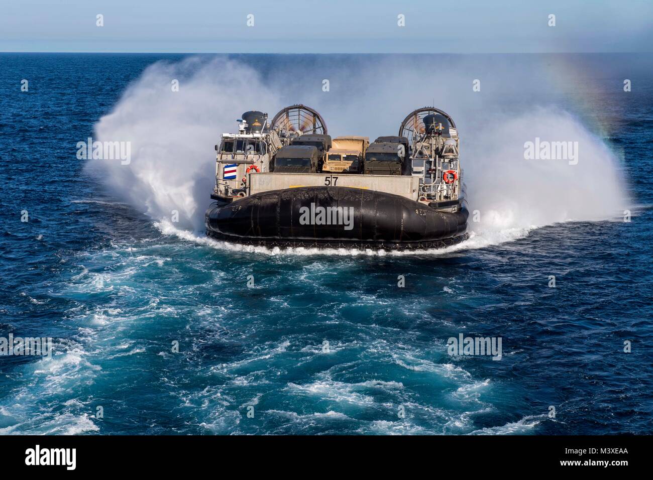 180203-N-GR847-314 OCEANO PACIFICO (feb. 3, 2018) Una Landing Craft veicoli a cuscino d'aria (LCAC) conduce le operazioni anfibie durante il pugno di ferro 2018. Rushmore è in corso al largo della costa della California del sud a sostegno della porzione di anfibio dell'esercizio. Il pugno di ferro è un annuale, bilaterali anfibio esercizio di formazione progettati per migliorare la U.S. Marine Corps giapponese e la massa Forza di Autodifesa della capacità di pianificare, comunicare e gestire le loro combinate le operazioni anfibie al plotone, società e livelli di battaglione. (U.S. Foto di Marina di Massa lo specialista di comunicazione di terza classe Reymundo A. V Foto Stock