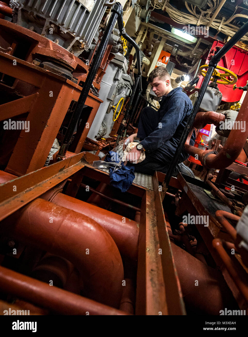180203-N-RG482-354 TRIESTE, ITALIA (feb. 3, 2018) Turbina a gas tecnico dei sistemi (meccanici) Fireman Nathan Switalski pulisce la sentina a bordo del Arleigh Burke-class guidato-missile destroyer USS Ross (DDG 71) mentre a Trieste, Italia. Ross, distribuita a Rota, Spagna, è sulla sua sesta patrol NEGLI STATI UNITI Sesta flotta area di operazioni a sostegno degli enti regionali alleati e partner negli Stati Uniti e gli interessi di sicurezza nazionali in Europa. (U.S. Foto di Marina di Massa lo specialista di comunicazione 1a classe Kyle Steckler/rilasciato) Foto Stock