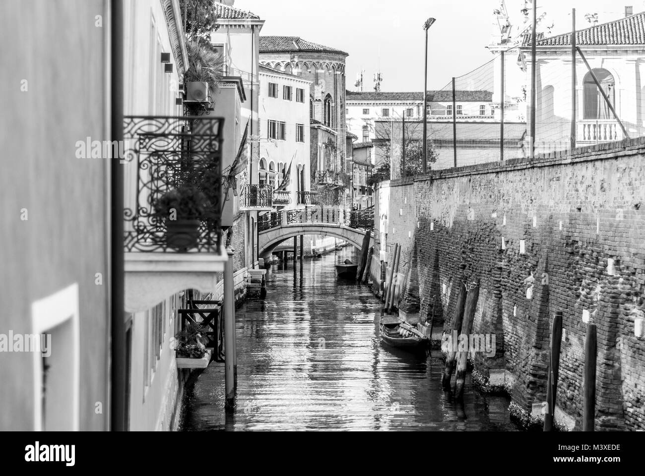 Venezia-MARZO 7 :venezia canal con barche e ponte,Venezia,l'Italia,su marzo 7,2017. Foto Stock