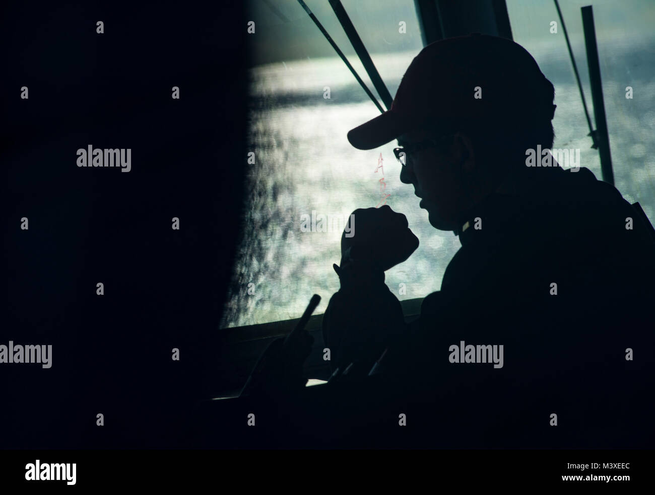 180205-N-RG482-008 MARE ADRIATICO (feb. 5, 2018) alfiere Nicholas McGrath si erge guarda sul Ponte del Arleigh Burke-class guidato-missile destroyer USS Ross (DDG 71) come la nave transita il Mare Adriatico. Ross, distribuita a Rota, Spagna, è sulla sua sesta patrol NEGLI STATI UNITI Sesta flotta area di operazioni a sostegno degli enti regionali alleati e partner negli Stati Uniti e gli interessi di sicurezza nazionali in Europa. (U.S. Foto di Marina di Massa lo specialista di comunicazione 1a classe Kyle Steckler/rilasciato) Foto Stock