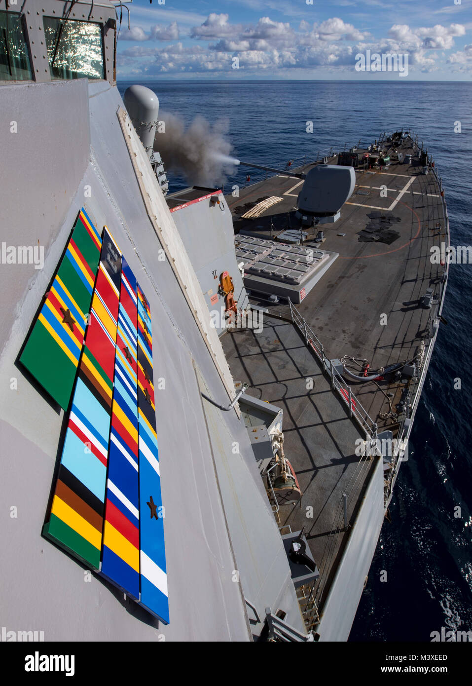 180205-N-RG482-106 MARE ADRIATICO (feb. 5, 2018) Il Arleigh Burke-class guidato-missile destroyer USS Ross (DDG 71) spara i suoi 5 pollici pistola durante un'esercitazione a fuoco. Ross, distribuita a Rota, Spagna, è sulla sua sesta patrol NEGLI STATI UNITI Sesta flotta area di operazioni a sostegno degli enti regionali alleati e partner negli Stati Uniti e gli interessi di sicurezza nazionali in Europa. (U.S. Foto di Marina di Massa lo specialista di comunicazione 1a classe Kyle Steckler/rilasciato) Foto Stock