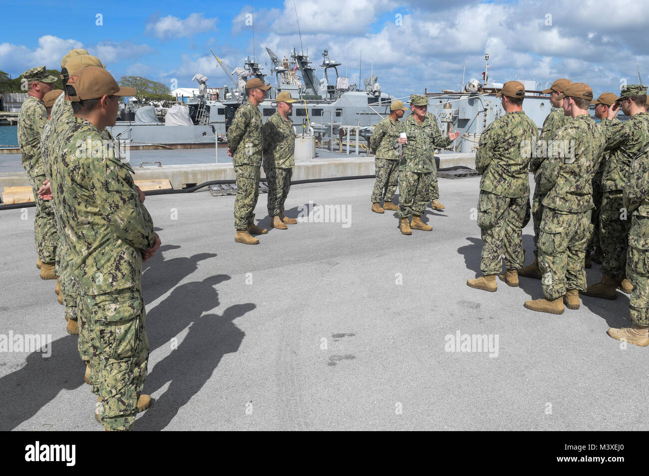 Il comandante, Task Force (CTF) 75 il comando Master Chief Michael Wilkins parla di costiera squadrone fluviale (CRS) 4 il distacco dei marinai di Guam, 6 febbraio 2018. CRS-4 Det. Guam è assegnato alla CTF 75, il primario expeditionary task force responsabile per la pianificazione e la realizzazione di zone costiere operazioni fluviali, l'eliminazione degli ordigni esplosivi, immersioni subacquee di ingegneria e costruzione, e la costruzione di sottomarini negli Stati Uniti 7 flotta area di operazioni. (U.S. Navy combattere la foto della telecamera tramite la comunicazione di massa Specialist 1a classe Cory Asato) Foto Stock