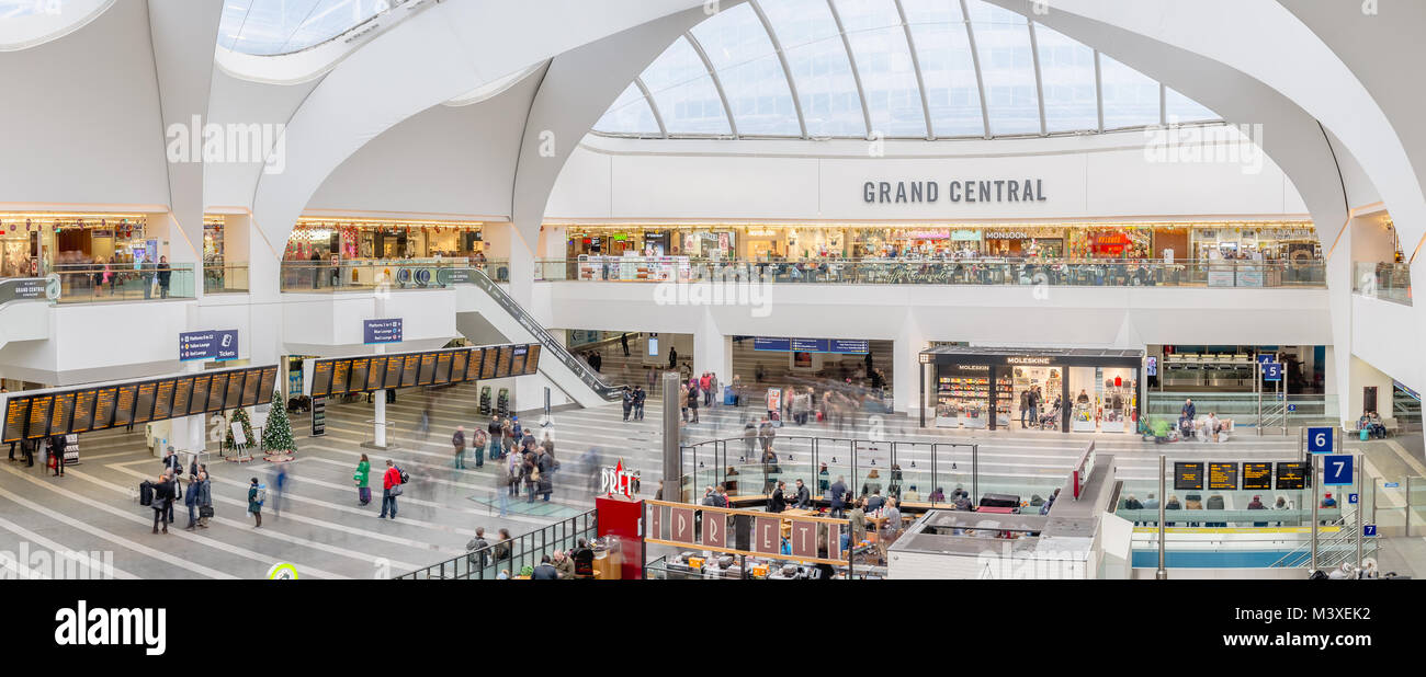Vista panoramica di Birmingham New Street Station dalla Grand Central Shopping Centre, nel cuore della città di Birmingham Foto Stock