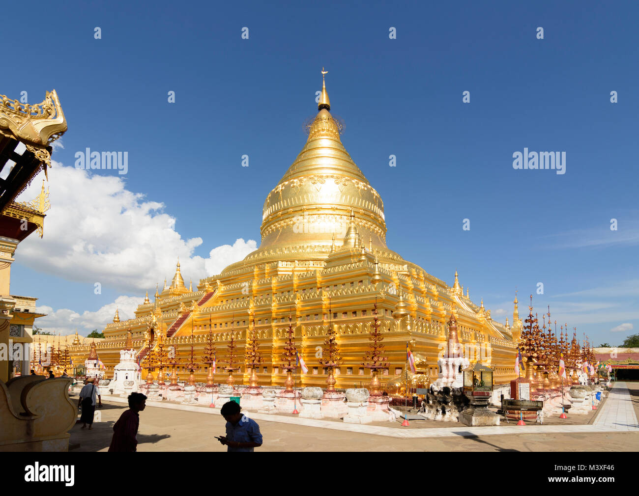 Bagan: Shwezigon Pagoda, stupa, , Mandalay Regione, Myanmar (Birmania) Foto Stock