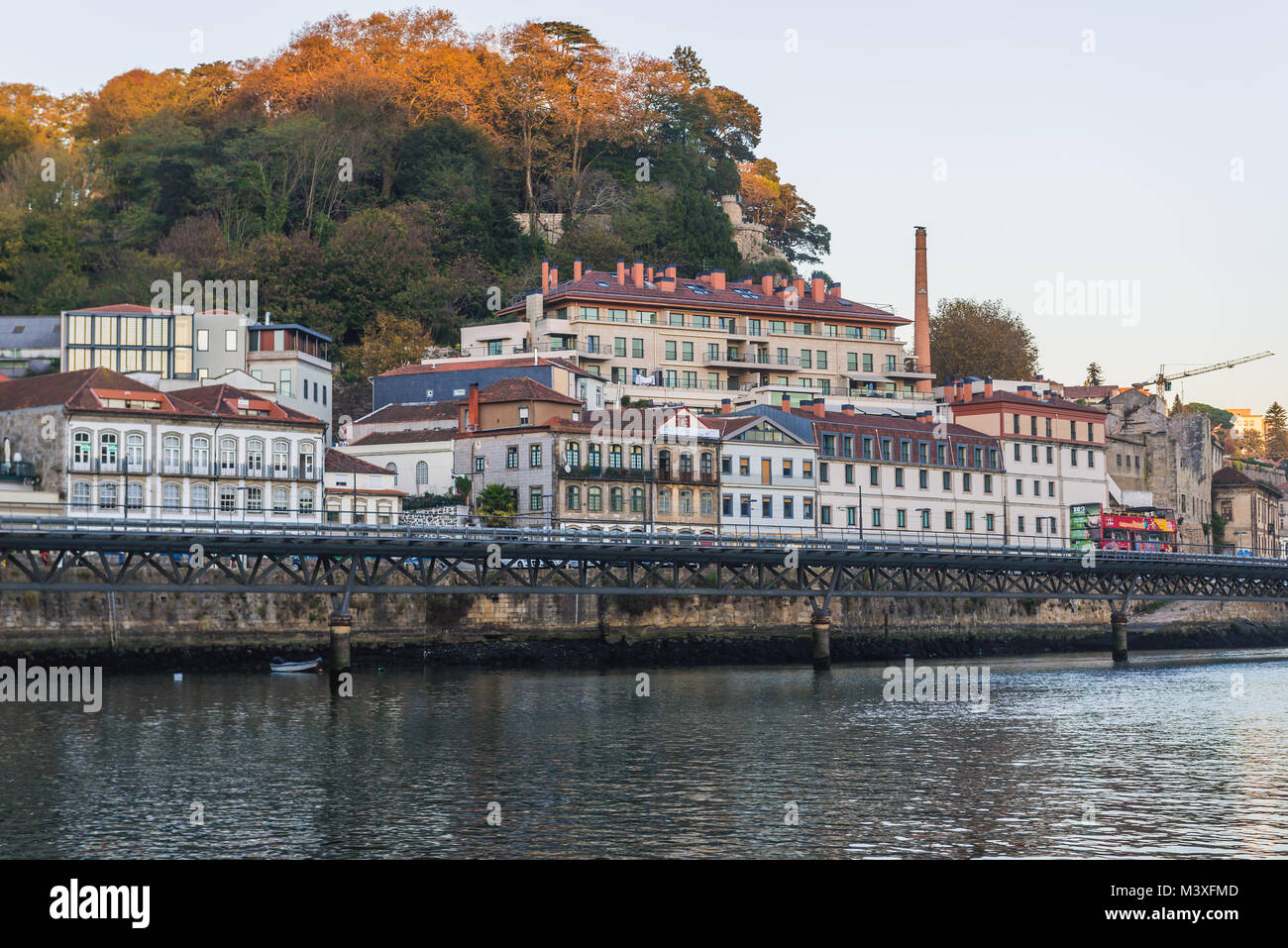 Edifici oltre il fiume Douro a Porto, la seconda più grande città in Portogallo sulla Penisola Iberica Foto Stock