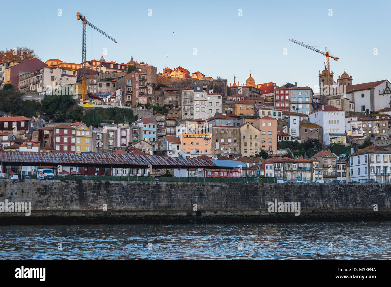 Vista sul Porto da un fiume Douro, la seconda più grande città in Portogallo sulla Penisola Iberica Foto Stock