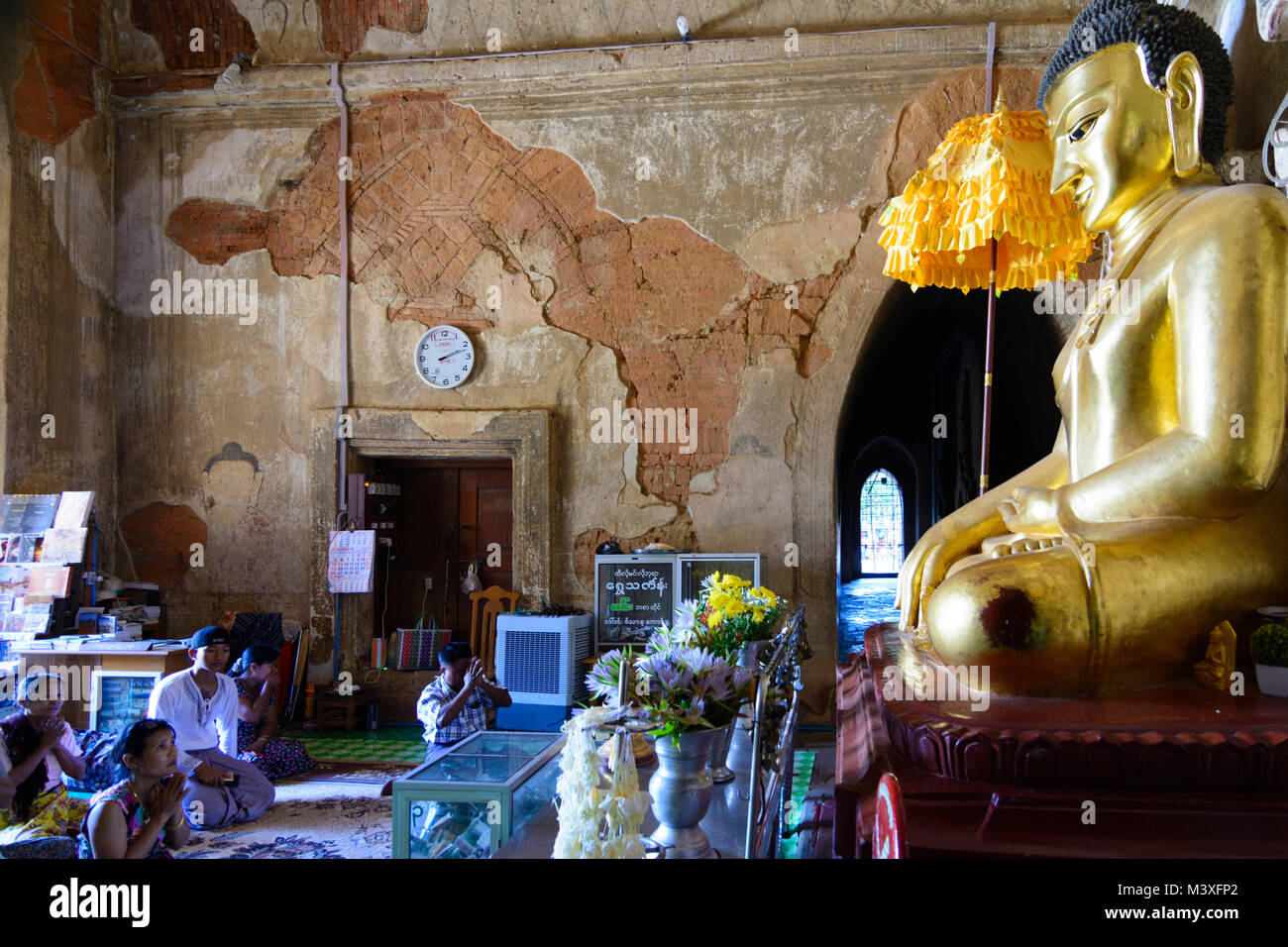 Bagan: Tempio Htilominlo, immagine del Buddha, adoratore, , Mandalay Regione, Myanmar (Birmania) Foto Stock
