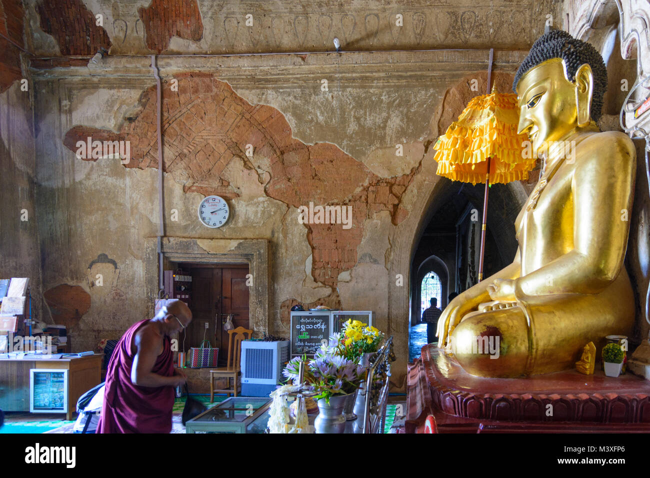 Bagan: Tempio Htilominlo, immagine del Buddha, adoratore, , Mandalay Regione, Myanmar (Birmania) Foto Stock