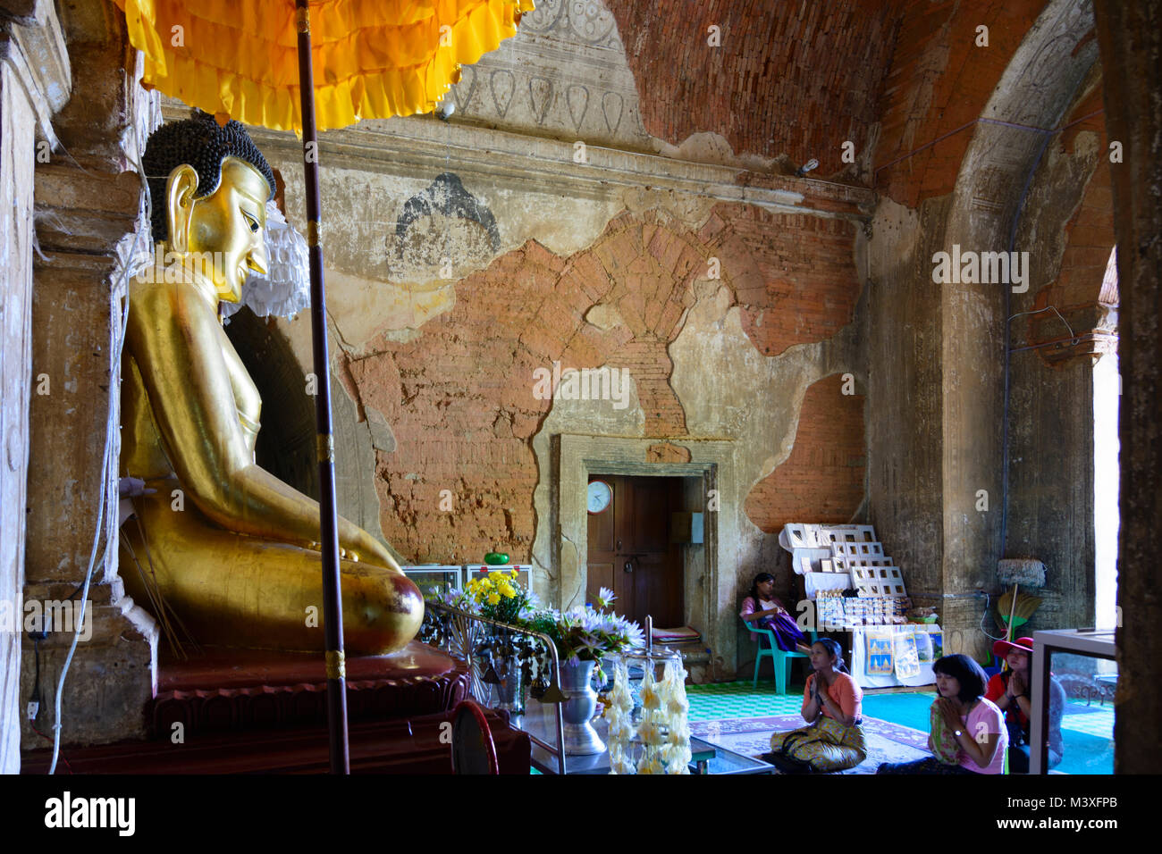 Bagan: Tempio Htilominlo, immagine del Buddha, adoratore, , Mandalay Regione, Myanmar (Birmania) Foto Stock
