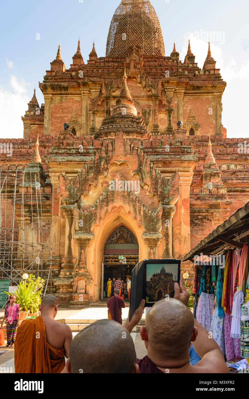 Bagan: Tempio Htilominlo, monaco, , Mandalay Regione, Myanmar (Birmania) Foto Stock