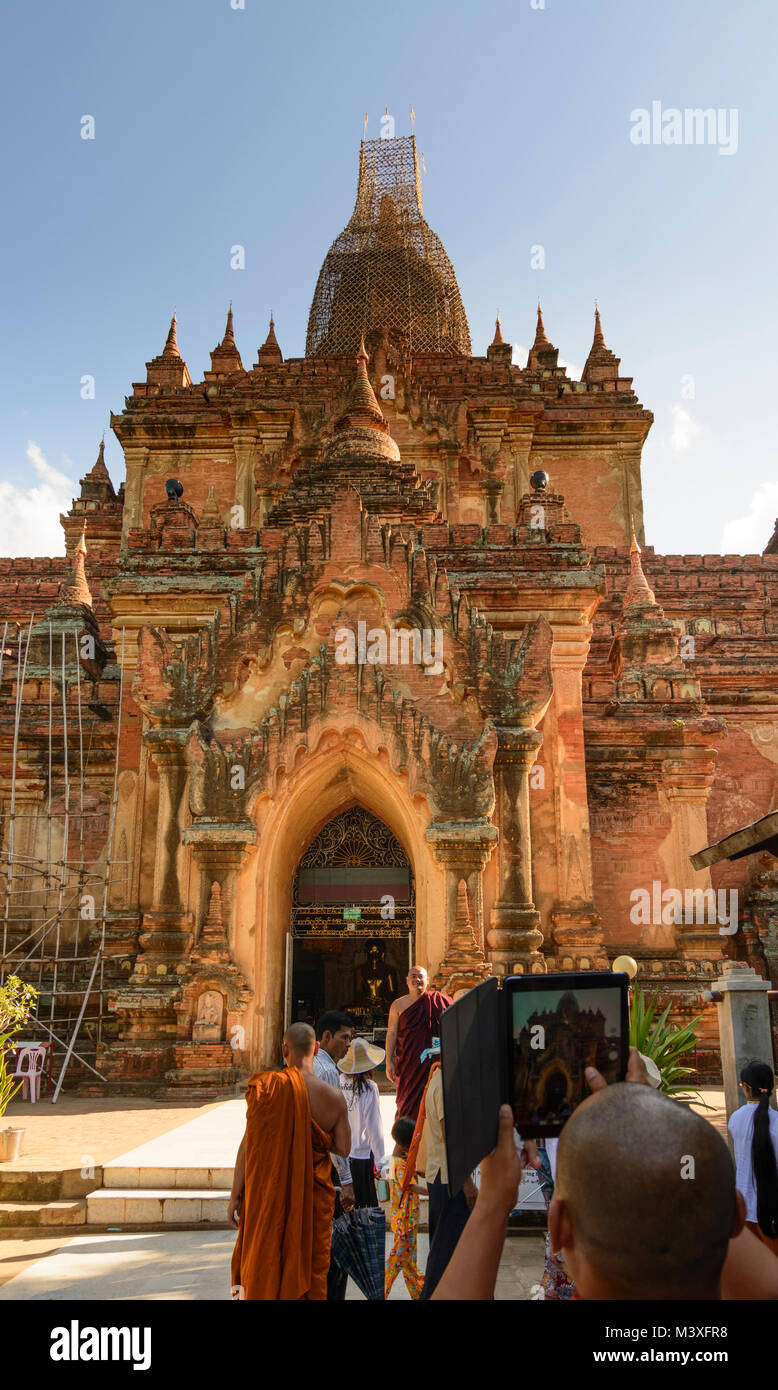 Bagan: Tempio Htilominlo, monaco, , Mandalay Regione, Myanmar (Birmania) Foto Stock