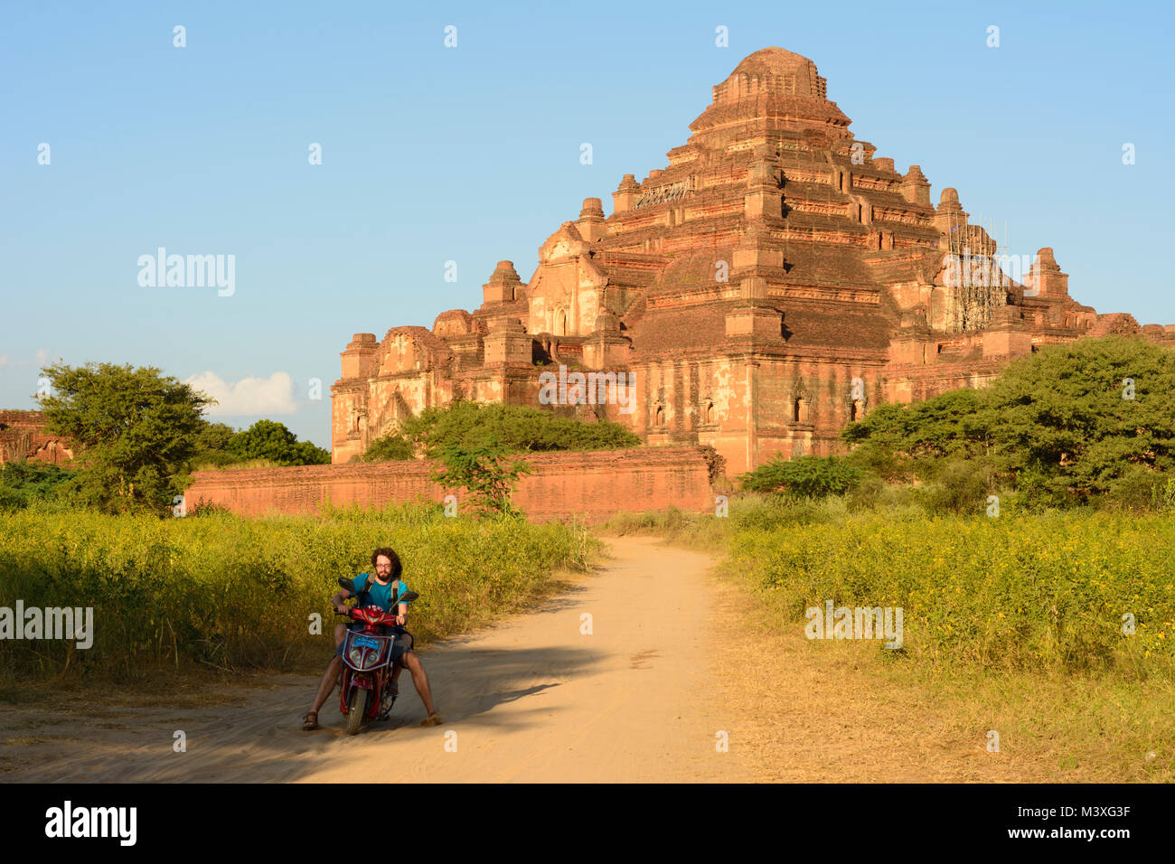 Bagan: Dhammayangyi tempio, turistico con E-bike, , Mandalay Regione, Myanmar (Birmania) Foto Stock
