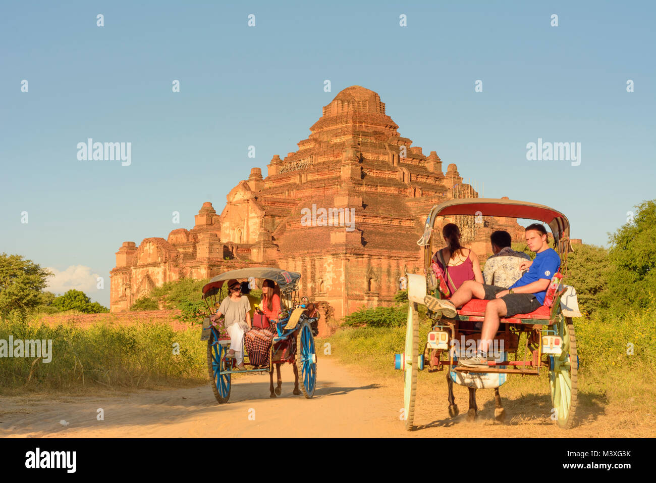 Bagan: Dhammayangyi tempio, i turisti a cavallo carrello, , Mandalay Regione, Myanmar (Birmania) Foto Stock
