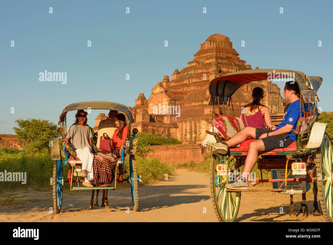 Bagan: Dhammayangyi tempio, i turisti a cavallo carrello, , Mandalay Regione, Myanmar (Birmania) Foto Stock