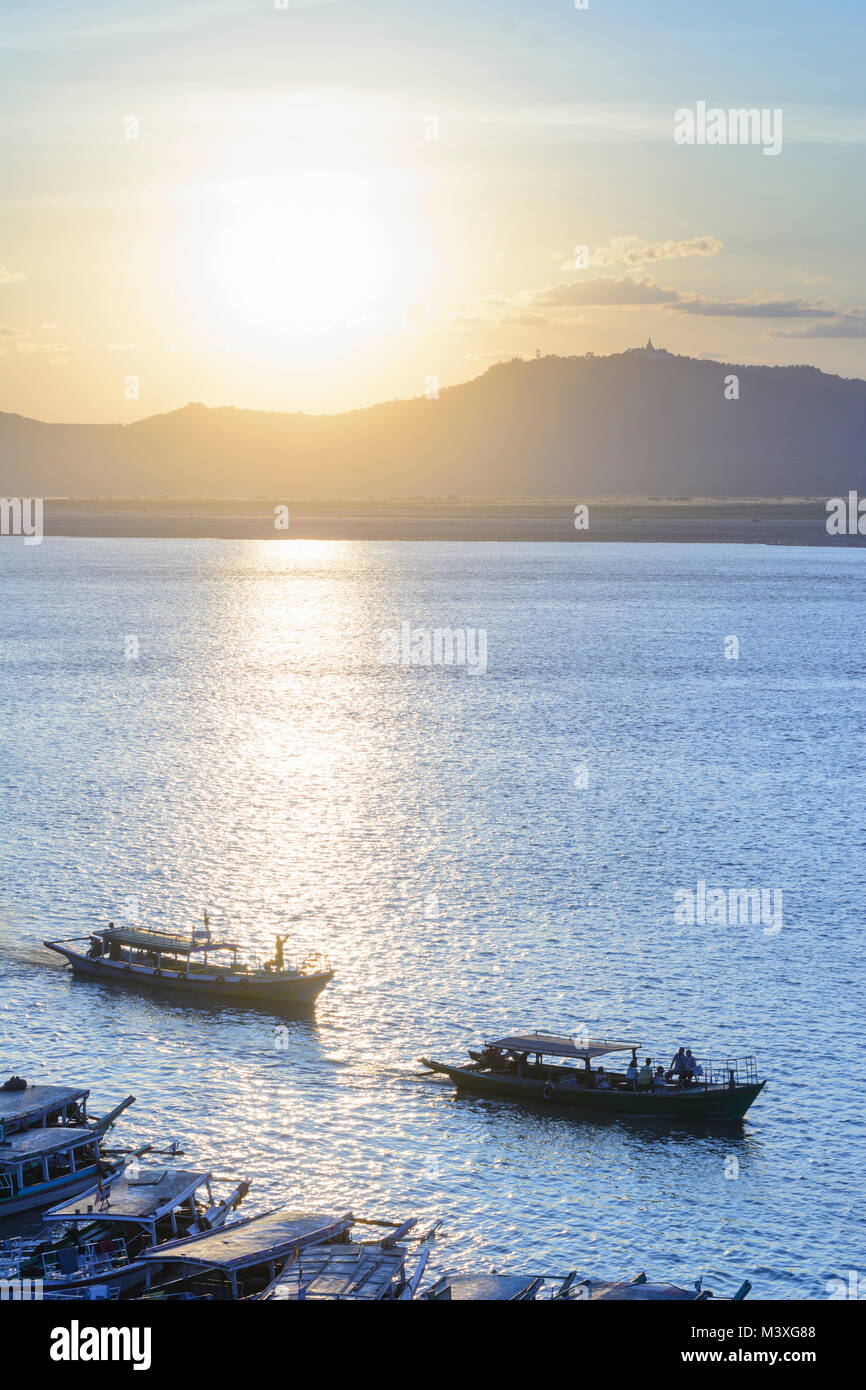 Bagan: Irrawaddy Ayeyarwady (Fiume), nave passeggeri delle navi in Old Bagan, , Mandalay Regione, Myanmar (Birmania) Foto Stock