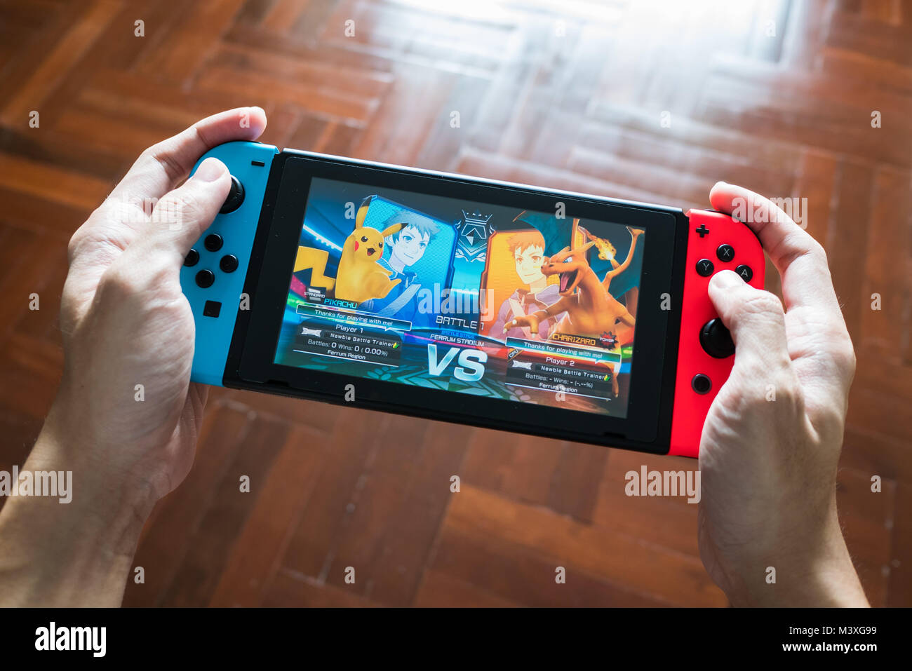 Bangkok, Tailandia - 10 Febbraio 2018 : Interruttore di Nintendo che mostra il suo schermo con Pokken torneo gioco DX. Foto Stock