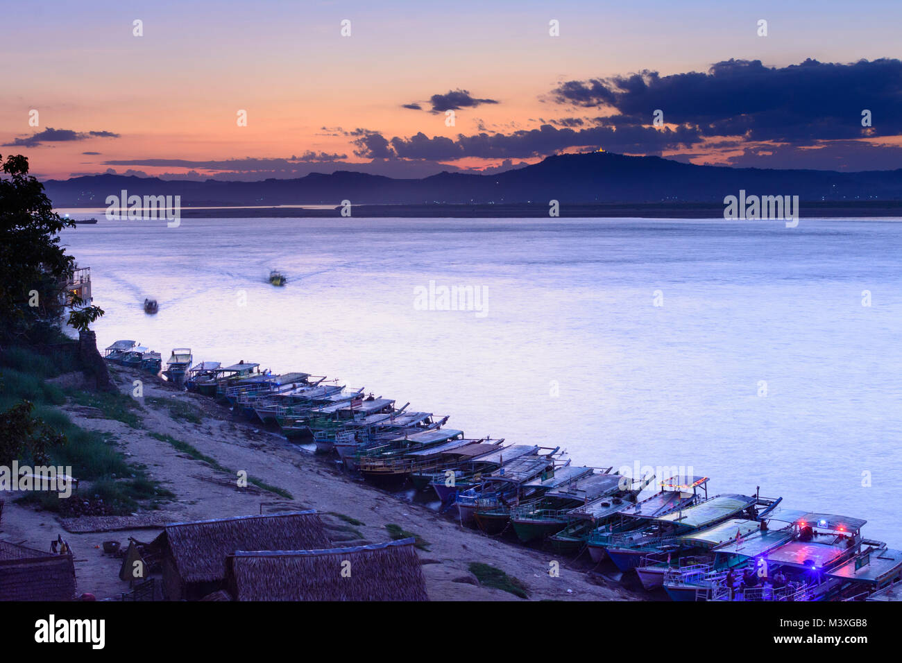 Bagan: Irrawaddy Ayeyarwady (Fiume), nave passeggeri delle navi in Old Bagan, , Mandalay Regione, Myanmar (Birmania) Foto Stock