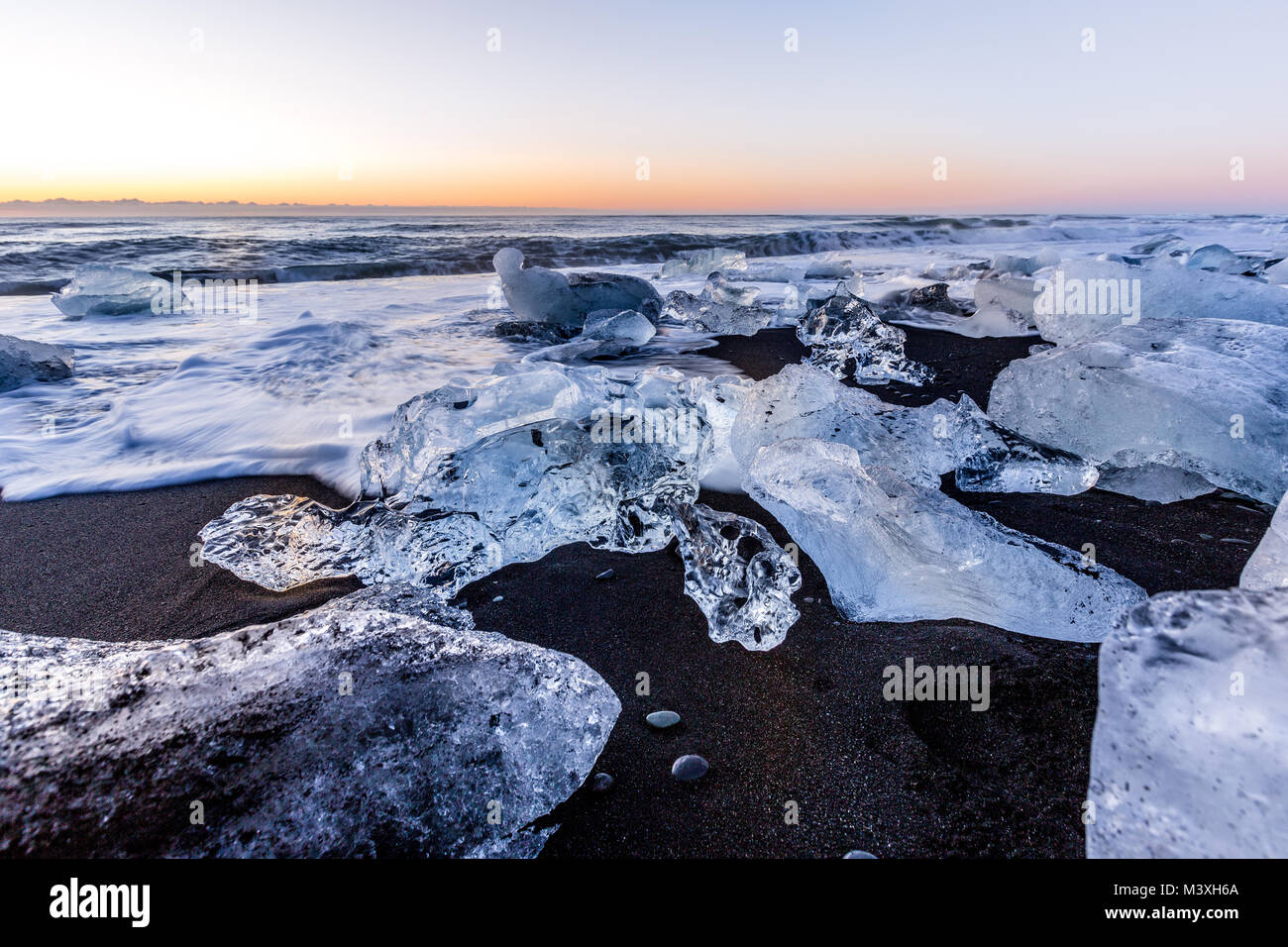 Il Jokulsarlon laguna glaciale e ghiaccio spiaggia Spiaggia di Diamante Jokulsarlon presso sunrise nel sud dell'Islanda laguna iceberg Foto Stock