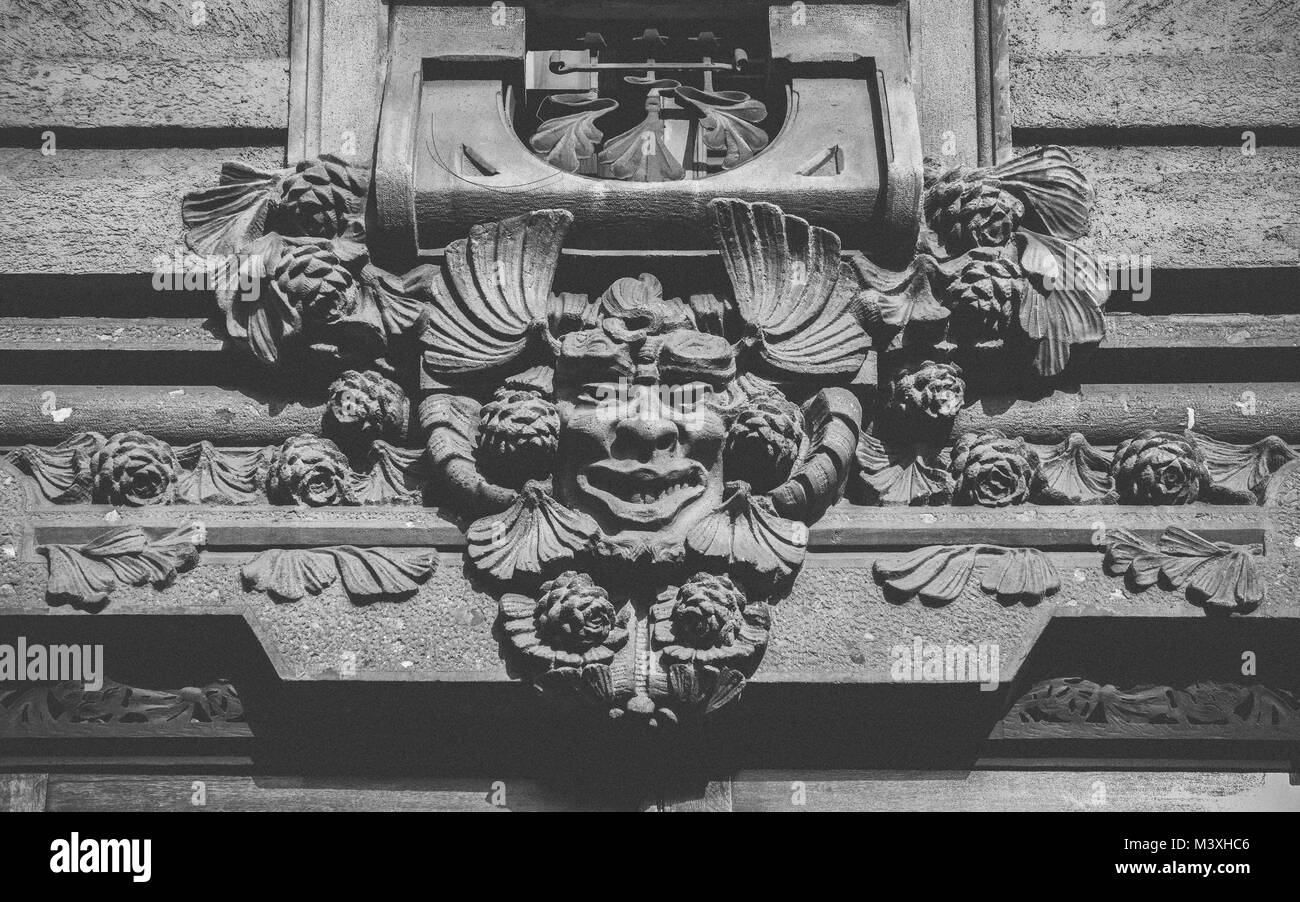 Gargoyle gotica facciata all ingresso dell edificio in Milano, Italia Foto Stock
