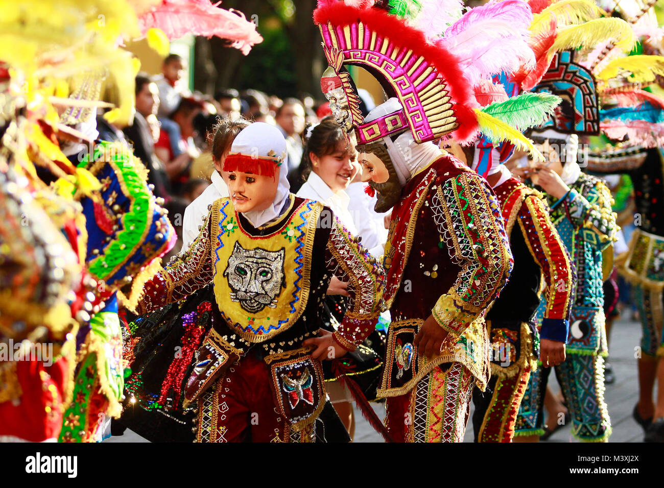 TLAXCALA, Messico - FEBBRAIO, 08, 2018 gruppo di ballerini messicano con luminosi messicano costumi folk durante la parata annuale per celebrare l'inizio o Foto Stock
