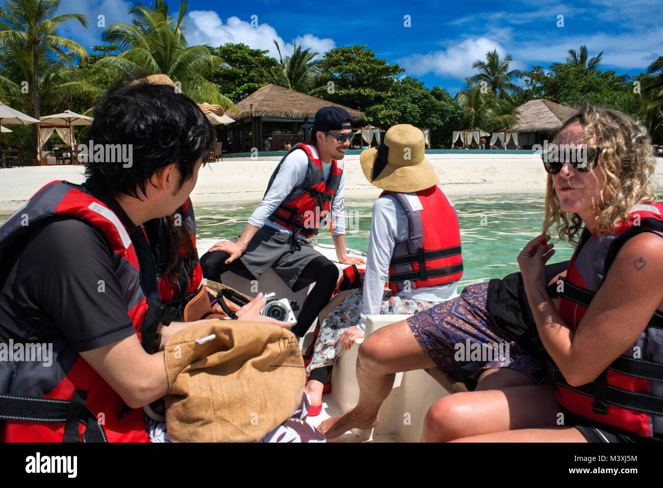 Escursione in barca. Bungalow di lusso ville in Residence Hotel e Resort, Gaafu Alifu Atoll. Isole delle Maldive. Foto Stock