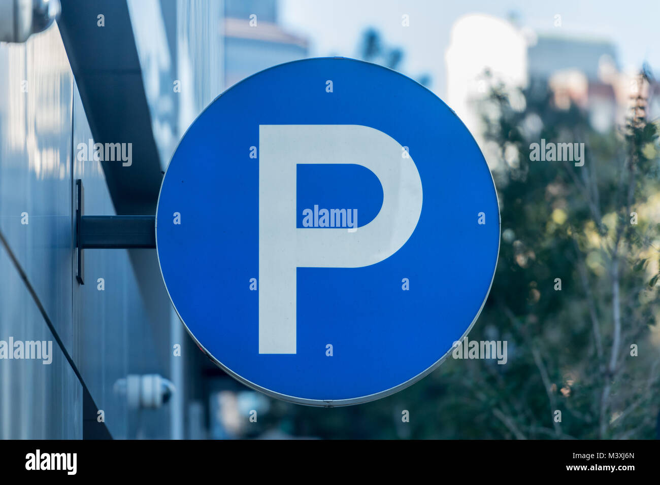 Grande parcheggio P Segno lungo città ponte di parcheggio Foto Stock