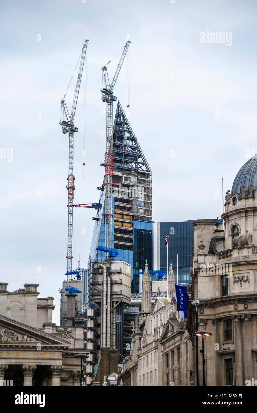 Il mercato immobiliare commerciale la proprietà di sviluppo: Vista del bisturi in costruzione con gru a torre visto lungo Cornhill, City of London EC3 Foto Stock