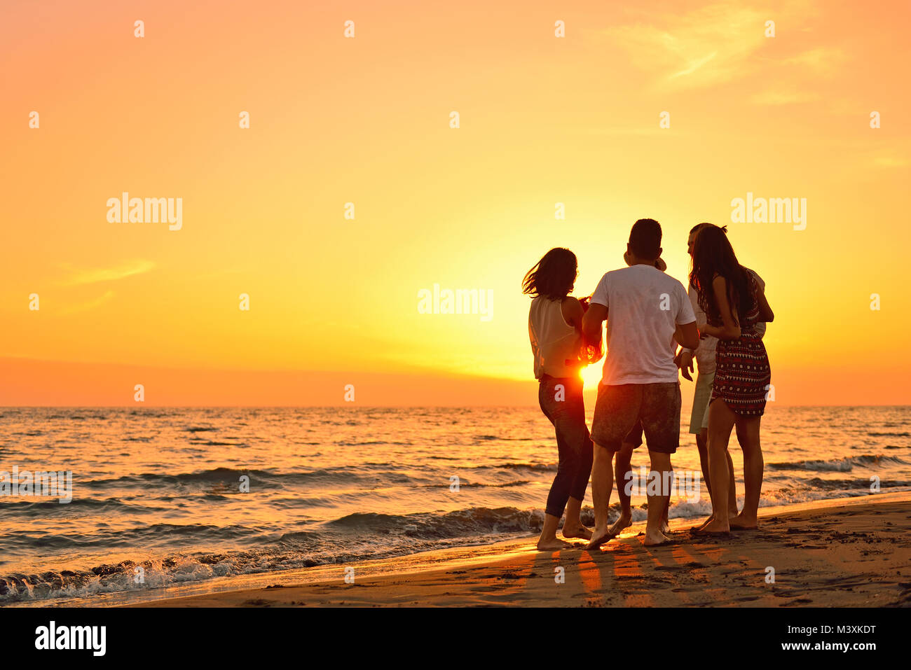 Persone celebrazione festa sulla spiaggia vacanze Estate Concetto di vacanza Foto Stock