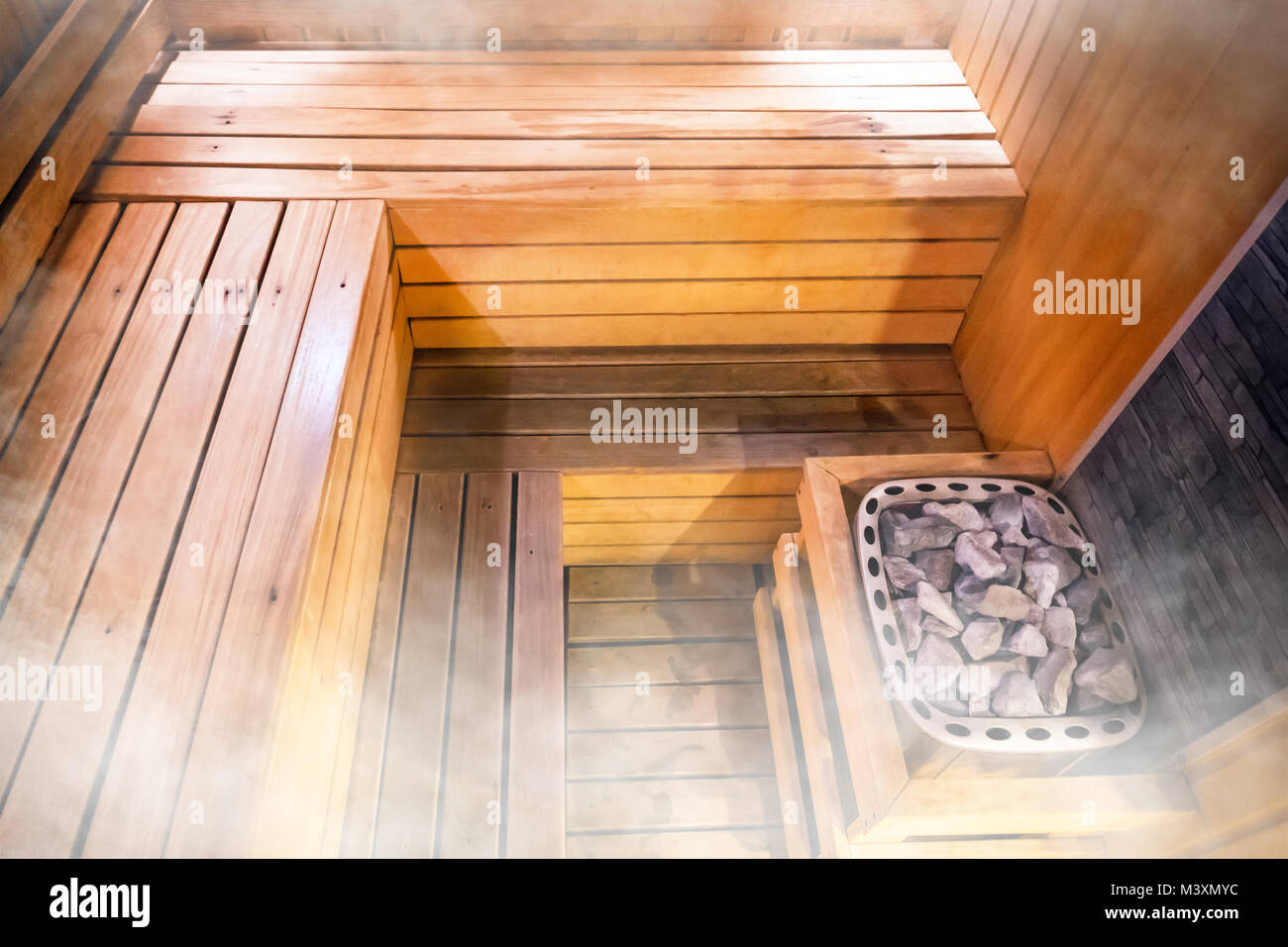 La bellissima natura interno home sauna finlandese sfondo in camera. all\u0027interno della sauna. Pietre calde nel bagno. sudorazione camera. camera del vapore