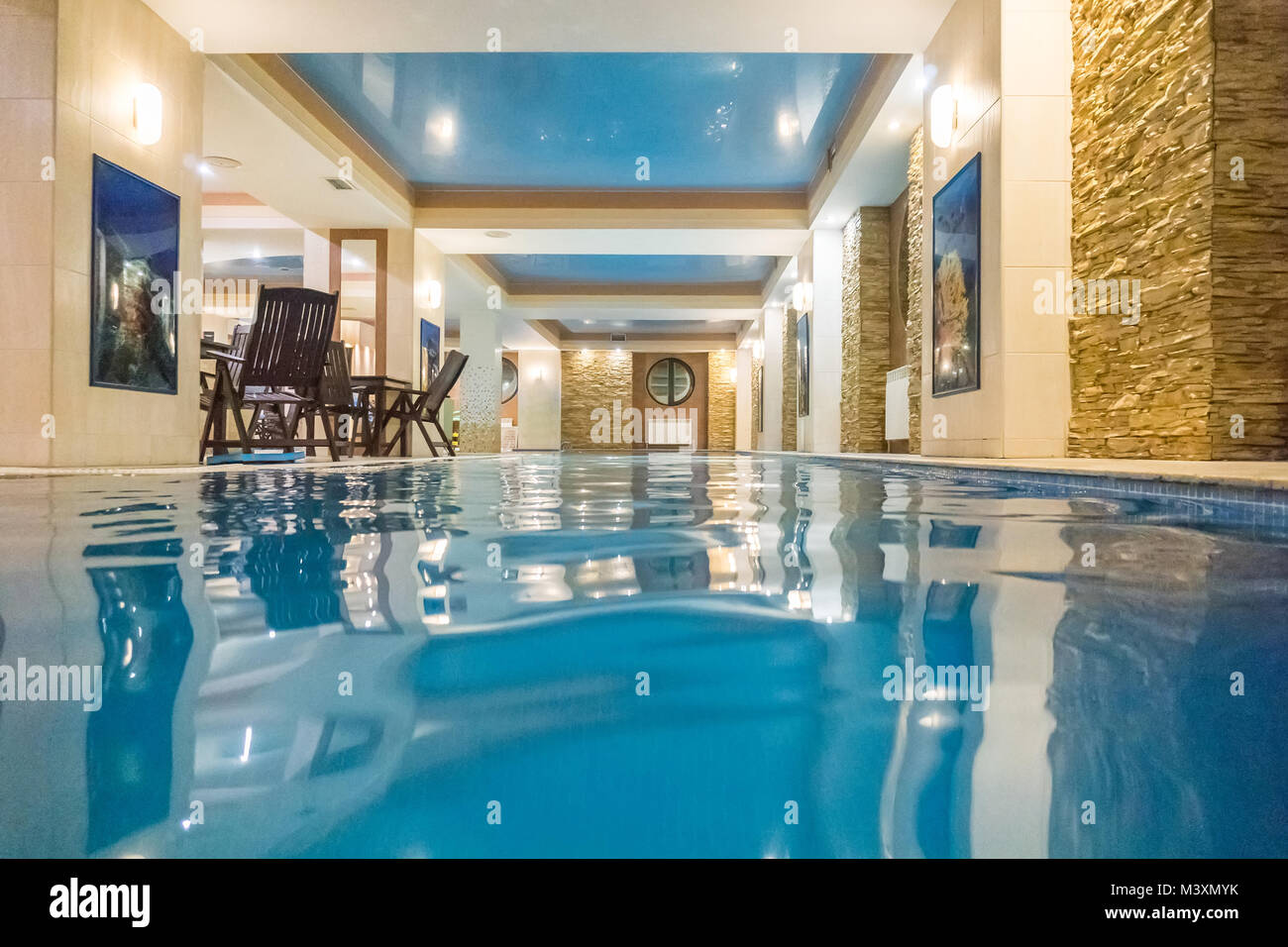 Piscina al coperto in hotel centro spa. spa e centro benessere con ... Piscina al coperto