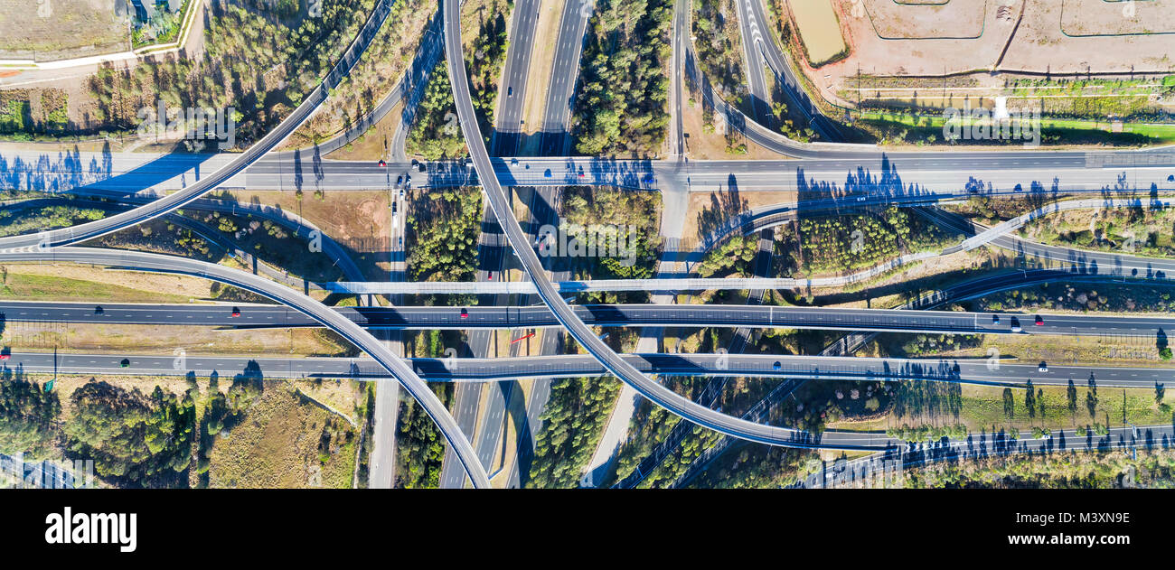 Ampia panoramica vista aerea sul Light Horse intersezione a ovest di Sydney tra l'autostrada M4 e autostrada M7 su una luminosa giornata soleggiata con alla guida il traffico. Foto Stock