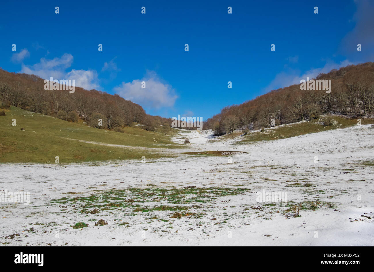 Monti Sabini (Rieti, Italia) - Le montagne innevate in provincia di Rieti, Sabina, in prossimità del Monte Terminillo e il fiume Tevere Foto Stock