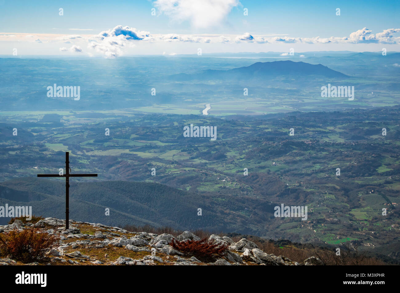 Monti Sabini (Rieti, Italia) - Le montagne innevate in provincia di Rieti, Sabina, in prossimità del Monte Terminillo e il fiume Tevere Foto Stock