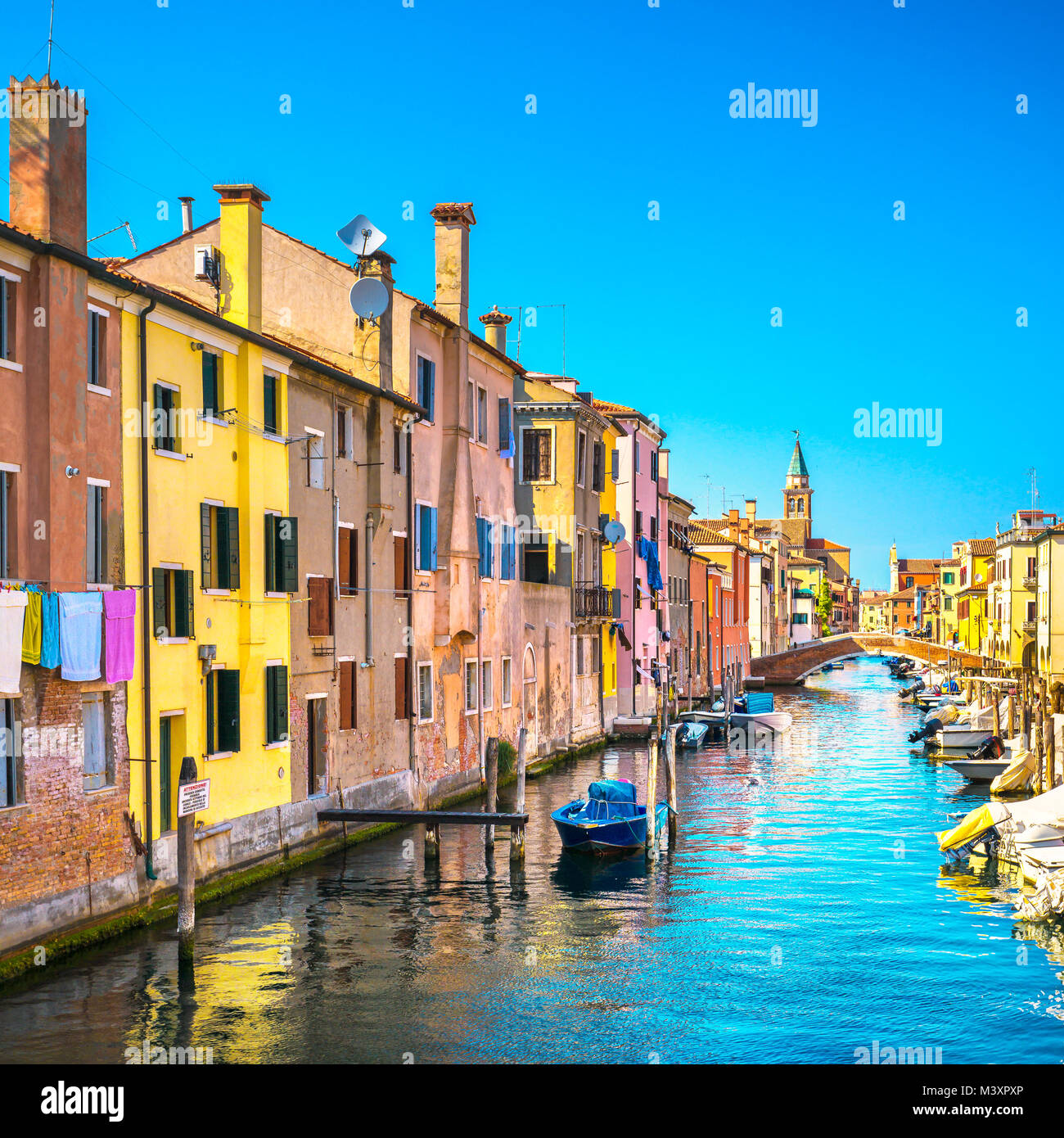 La città di Chioggia in laguna veneziana, acqua canal e chiesa. Veneto, Italia, Europa Foto Stock