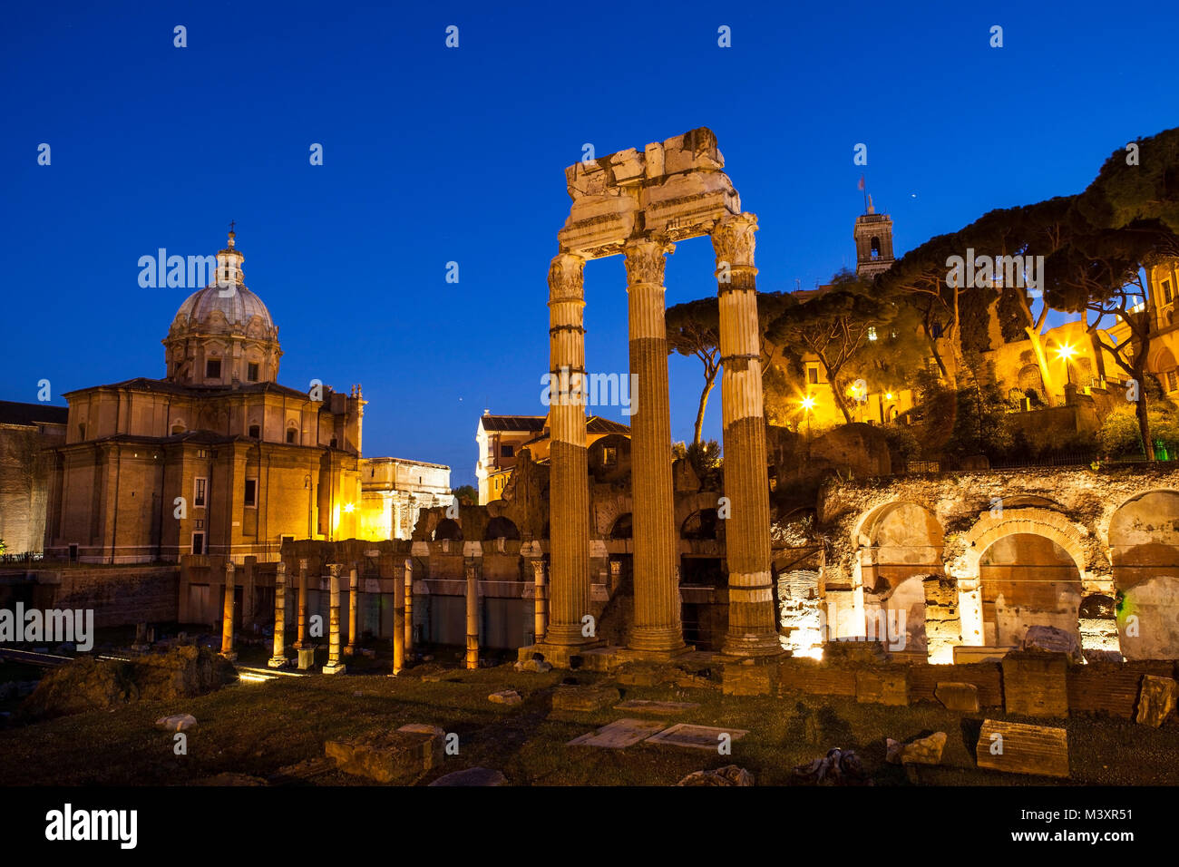 Immagine del Foro Romano di notte tempo. Roma, Italia Foto Stock