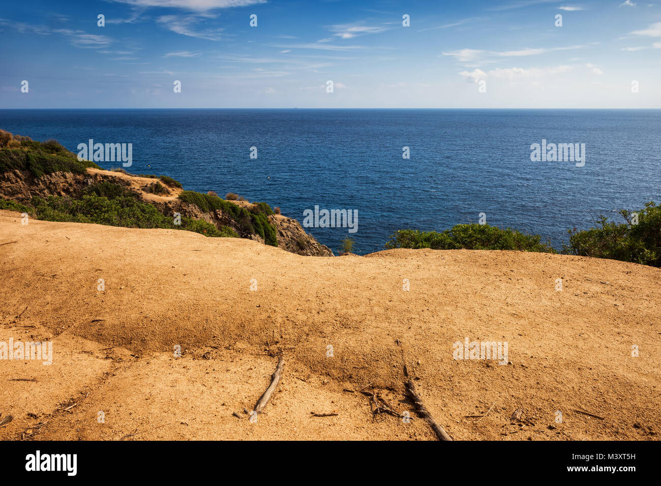Costa Brava in cima alla scogliera terrazza orizzonte del mare Mediterraneo, Lloret de Mar, Catalogna, Spagna, Europa Foto Stock