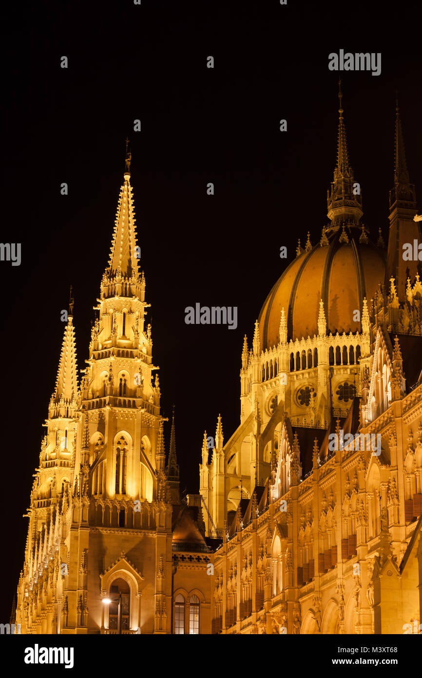 Parlamento ungherese edificio illuminata di notte a Budapest, Ungheria, Revival gotico architettura di stile, primo piano. Foto Stock