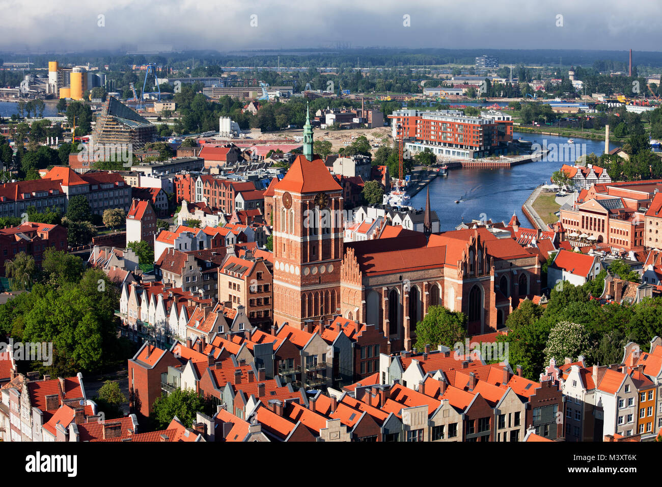 La città di Danzica dal di sopra in Polonia, vista sopra la Città Vecchia con la Chiesa di San Giovanni Evangelista e la storica di tegole rosse e case Foto Stock