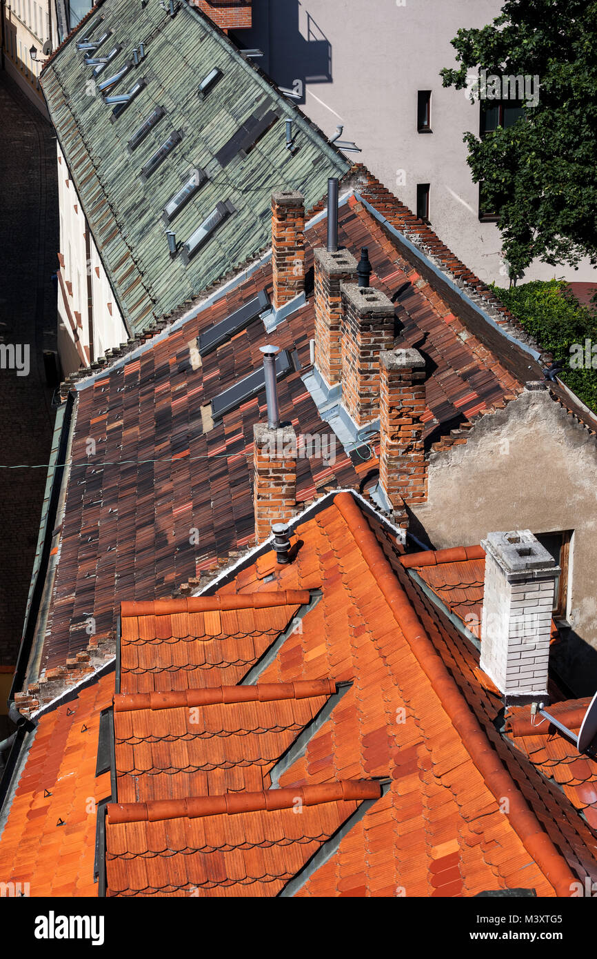 In piastrelle tradizionali tetti delle case con camini, vecchi tetti della città nella città di Bratislava, Slovacchia, Europa Foto Stock
