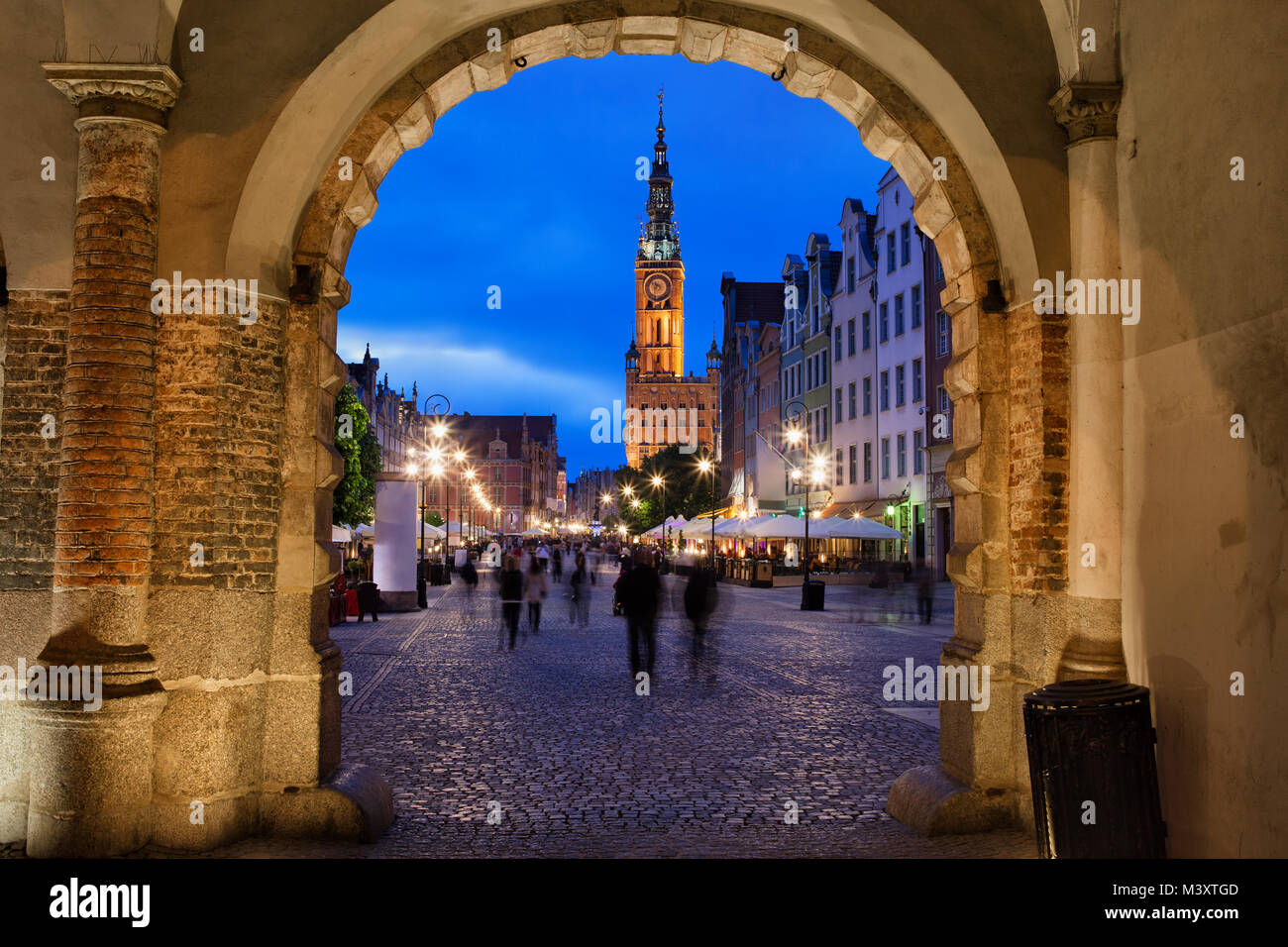 Città di Gdansk Città Vecchia al crepuscolo serale in Polonia, vista attraverso il cancello verde a lungo Market street Foto Stock